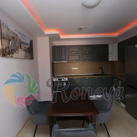 Roneva 3-bedroom Penthouse With Huge Terrace 아파트 바르나