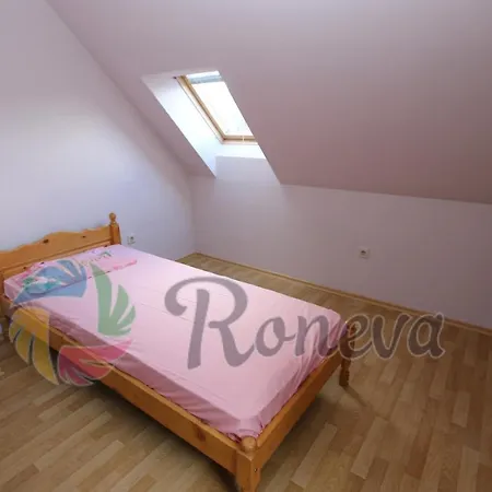 Roneva 3-bedroom Penthouse With Huge Terrace 아파트 바르나